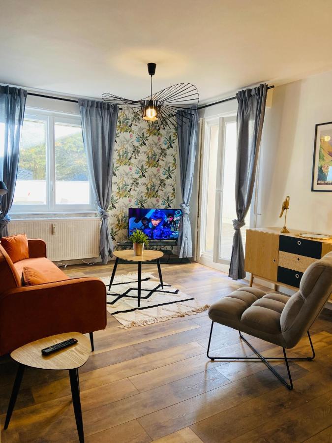 Appartement 2 Chambres Avec Terrasse Vue Sur Jardin Arbore ปงตาร์ลีเย ภายนอก รูปภาพ